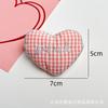 Lindos Accesorios de Tela a Cuadros con Corazones Estilo Girly Broche DIY Zapatos Sombreros Bufandas Zuecos Ropa Accesorios para el Cabello Mayoreo