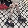Calcetines de red de pesca con diseño de luna negra de moda para mujer, con letras de flores y enredaderas, sexys, para otoño e invierno, con agujeros en el interior del pie.