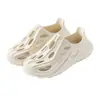 2025 Novos Sapatos Casuais com Furos Masculino Verão Uso Externo Feminino Sola Grossa Respirável Antiderrapante Praia Casa Sandálias