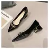 3. Zapatos de mujer de lujo ligero con detalle de cadena, punta fina y tacón grueso, mocasines bajos con textura vintage, versátiles para el trabajo, citas y uso diario.