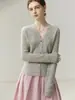 Nova coleção outono e inverno: cardigã feminino de cashmere puro com decote em V, uma peça de outer wear quente e elegante que afina a silhueta e é versátil