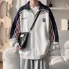 Moletom cardigã listrado em blocos de cor com gola alta estilo Harajuku americano para outono e inverno, uma jaqueta moderna e casual para jovens.