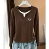 Moda Otoño 2026: Camiseta de Manga Larga de Algodón Puro para Mujer, Estilo Coreano, Cuello Henry, Falso Dos Piezas, con Diseño de Cuello en Y para un Look Juvenil