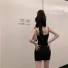 Vestido Sexy de Alcinha com Recorte e Corrente de Metal, Ajustado ao Corpo, Elástico, que Abraça o Quadril, Novo Estilo 2025