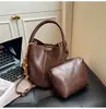 Bolso Retro de Alta Gama para Mujer 2025 Invierno Nuevo Bolso de Hombro de Gran Capacidad para el Trabajo Bolso de Mano Moderno Bolso Cubo de Moda