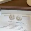 Nuevos pendientes de lujo ligero estilo francés de alta gama 2026 que hacen que el rostro parezca más pequeño, pendientes de botón estilo francés con relieve de rosa perlado vintage