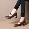 Sapatilhas Quadradas de Bico Quadrado e Boca Rasa com Salto Grosso para Mulheres 2025 Nova Coleção Primavera & Outono Corrente de Metal Couro Macio Um Pé Salto Médio Sapatos Pequenos de Couro