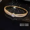Beleza Brilhante~Pulseira de Flor Dupla Camada com Zircônia Galvanizada a Ouro 18K Real, Toque de Luxo Leve de Alta Qualidade, Joia de Mão de Nicho para Mulheres