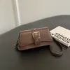 Nova bolsa de ombro estilo baguette com fivela de cinto retrô 2026, bolsa feminina estilo moto com aba, bolsa de ombro simples e estilosa