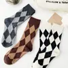 Meias de gesso em formato de diamante estilo britânico Meias femininas de comprimento médio outono e inverno meias de cano alto empilhadas ins moda Meias de algodão cor Curry feminino