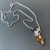Sentido del Diseño Collar de Acero Titanio con Piedra Natural Ramillete de Uvas para Mujer Vintage Nicho Lujo Ligero Moda Versátil Cadena para el Cuello Cadena Clavicular