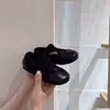 Sapatos Mary Jane Infantis de Couro Macio Estilo Coreano 2026 Verão Sapatos Vazados em Malha para Meninas Planos Casuais Salto Baixo Dança Ballet
