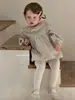 Macacão de Bebê da Moda Outono 2026 com Estampa Floral Pequena, Gola com Babados, Macacão de Manga Longa para Bebês Meninas