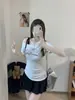 Camiseta feminina curta estilo coreano chique com poá e strass, ombro a ombro, manga curta, para o verão, com amarração em laço, modelagem justa, manga curta