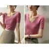 Top de punto de manga corta con cuello en V de color liso, estilo fino, nuevo modelo Verano 2026, versátil para ir al trabajo, elástico, corte ajustado, top a la moda