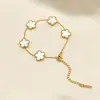 Pulseira Flor de Cinco Pétalas em Aço Titânio Dourada Pulseira Feminina Luxo Leve Simples Banho de Ouro 18K Joia de Aço Inoxidável