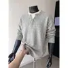 Nova coleção de outono: Suéter masculino pulôver texturizado estilo CityBoy japonês com design retrô inspirado em Hong Kong, apresentando um visual de duas peças falsas e gola Henley