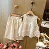 Conjunto de Blusa sin Mangas de Encaje Suave con Tirantes para Niñas Verano 2026 con Diseño Falso de Dos Piezas + Pantalones de Encaje de Nueve Puntos