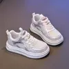 Tênis de Malha para Meninas 2026 Primavera e Outono Novos Sapatos Brancos Infantis Malha Respirável Versátil Sapatos Casuais Sapatos Esportivos da Moda