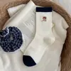 Calcetines de oso de dibujos animados para mujer, calcetines de algodón para otoño e invierno, calcetines lindos de puntos hasta la mitad de la pantorrilla, calcetines sin costuras apilados con letras estilo universitario