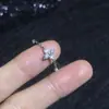Anillo de Plata de Ley S925 con Diseño de Trébol de Cuatro Hojas de Lujo Ligero y Nicho Incrustado con Moissanita Elegante Versátil Simple para Ropa de Trabajo Diaria