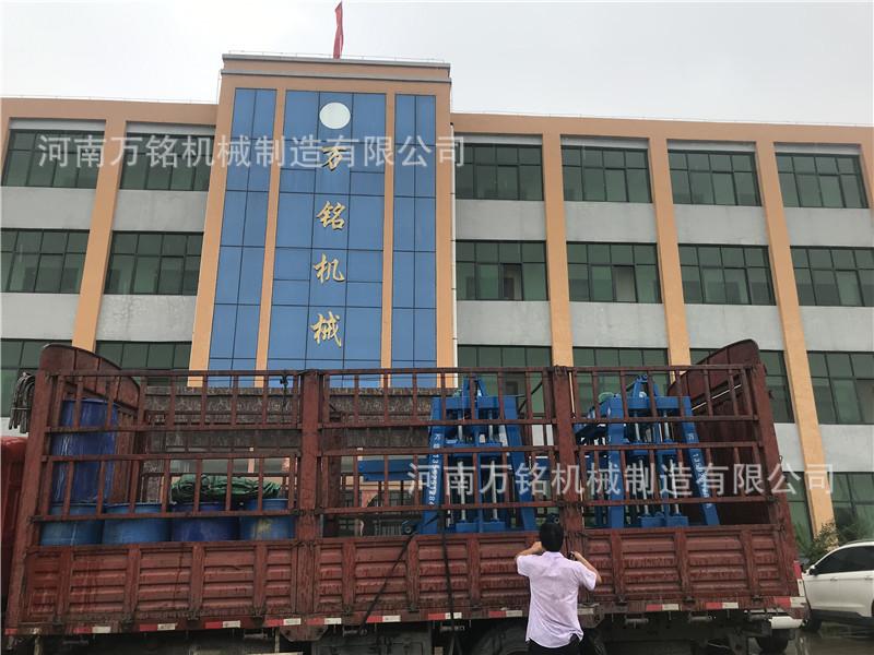 2台U型渠成型机装车发货.jpg