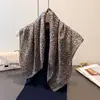 Bufanda Cuadrada de Seda con Estampado de Leopardo Salvaje Chal de Alta Calidad Bufanda Pequeña Cuadrada Versátil para Cuello Bufanda para Mujer