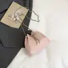 Las bolsas con cordón son populares este año. Los nuevos modelos de mujer 2026 presentan un diseño único con cadenas, bolsos pequeños cruzados tipo cubo plisados de verano