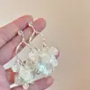 Pendientes de Borla con Forma de Pétalo de Concha Estilo Francés para Mujer 2026 Verano Lujo Ligero Diseño de Gama Alta Pendientes