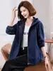 Jaqueta jeans feminina, estilo curto, nova coleção 2026, corte solto, plus size, casual e estilosa, adequada para mães, feita de algodão puro