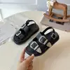 Sandálias Abertas Tendência Estilo Coreano para Crianças com Fivela de Metal 2026 Novidades de Verão para Bebês Meninas Solado Macio Versátil para Uso Externo Sandálias de Tira Única