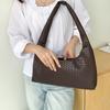 2025 Nova Bolsa Tecida Couro Macio Moda Retrô Bolsa de Axila Bolsa de Ombro Feminina Textura de Nicho Feminina High-End para o Dia a Dia