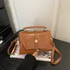 Elegante y minimalista bolso pequeño cuadrado para mujer, perfecto para ir al trabajo, con un diseño chic y moderno, nuevo bolso cruzado ligero estilo coreano para otoño de 2026