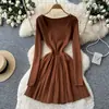 Vestido de tricô quadrado com decote quadrado estilo coreano para mulheres, de manga comprida, justo, modelo evasê, versátil para o trabalho, vestido que marca a cintura, Outono 2026