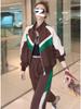 Traje deportivo informal de otoño para mujer, nuevo estilo occidental de moda, cárdigan holgado con costuras en color marrón, conjunto de dos piezas a la moda