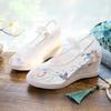 Tecido de Malha Dança ao Vento. Novos Sapatos de Tecido Old Beijing Femininos com Salto Escondido e Bico Arredondado, Combinados com Sapatos Bordados de Salto Alto Hanfu
