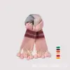 Cachecol de Mohair Arco-Íris Dopamina com Franjas, Listras de Cores Contrastantes e Pompons Doces, Feito de Seda de Amora, Máscara Facial com Proteção Solar, Versátil
