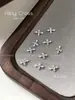 Nuevos accesorios de aleación para uñas con cruz incrustada de pequeños diamantes, mini decoraciones metálicas punk para uñas mixtas al por mayor
