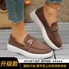 2026 novo estilo mocassins baixos unissex de camurça com bico redondo, versáteis e afinam a silhueta, estilo casual britânico, sapatos slip-on com sola grossa
