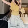 Camiseta sin mangas de cuello en V cruzado minimalista estilo francés para mujer, top de verano ajustado para figuras petite, favorecedor y elegante