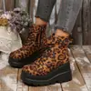Botas de tornozelo plataforma bico redondo estilo francês para mulheres, nova coleção outono/inverno 2026, botas de salto alto com estampa de leopardo versáteis e estilosas, perfeitas para mulheres baixinhas