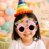 Montaje de escena de decoración para fiesta de cumpleaños del primer año del bebé, niño feliz, niño, corona, pastel, sombrero, tocado, gafas