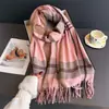 Bufanda Chal Versátil de Alto Gama Retro Británico de Cachemira Sintética para Otoño/Invierno, Protección contra el Frío, Cálida para Viajes, Bufanda de Cuadros con Borlas