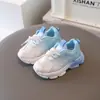 Novos sapatos infantis de primavera, tênis esportivos para meninos e meninas de 1 a 6 anos, sapatos brancos em cor degradê, sola macia, versátil