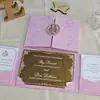 Invitación de boda de doble puerta de terciopelo burdeos con estampado dorado, invitación de boda con insignia de corona estilo europeo de acrílico dorado espejo