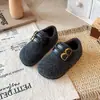 Zapatos de Peluche tipo Birkenstock para Niñas 2026 Nuevos Zapatos Cálidos de Peluche para Niños Gamuza de Vaca Velcro Versátiles Zapatos de Algodón