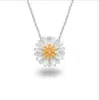 Puesto de venta al por mayor de fábrica, el collar más vendido, collar con colgante de flor de margarita, cadena de clavícula corta para mujer, joyería plateada