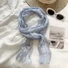 Lenço longo de seda liso e plissado para mulheres, suave e versátil, com toque texturizado, perfeito como xale de exterior ou um acessório de pescoço macio e translúcido.