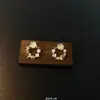 Pendientes Retro de Flor Rosa Baya de Ropa Vintage