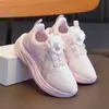 Tênis esportivos infantis, sapatos de botão para meninos, sapatos respiráveis de malha para outono, tênis de corrida ultraleves e versáteis para estudantes do ensino fundamental